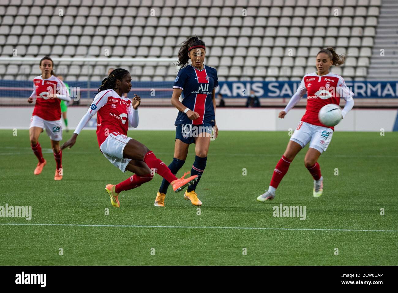 Während der französischen Meisterschaft der Frauen ist der Easther Mayi Kith aus dem Stade de Reims, Nadia Nadim aus Paris Saint Germain und Oceane Deslands aus dem Stade de Reims zu sehen Stockfoto