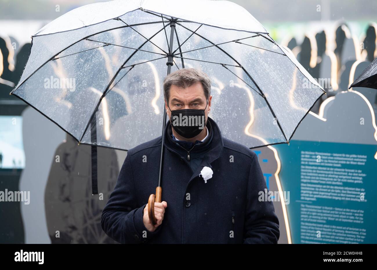 München, Deutschland. September 2020. Der bayerische Ministerpräsident Markus Söder (CSU) trägt beim Besuch des neuen Dokumentationszentrums "Dokumentation Oktoberfest-Attentat" anlässlich des 40. Jahrestages des rechten Terroranschlags auf das Oktoberfest auf der Theresienwiese eine Mundnasenhülle. Am Abend des 26. September 1980 tötete eine Bombe zwölf Besucher des Oktoberfestes und den Attentäter. Mehr als 200 Menschen wurden verletzt. Quelle: Sven Hoppe/dpa/Alamy Live News Stockfoto