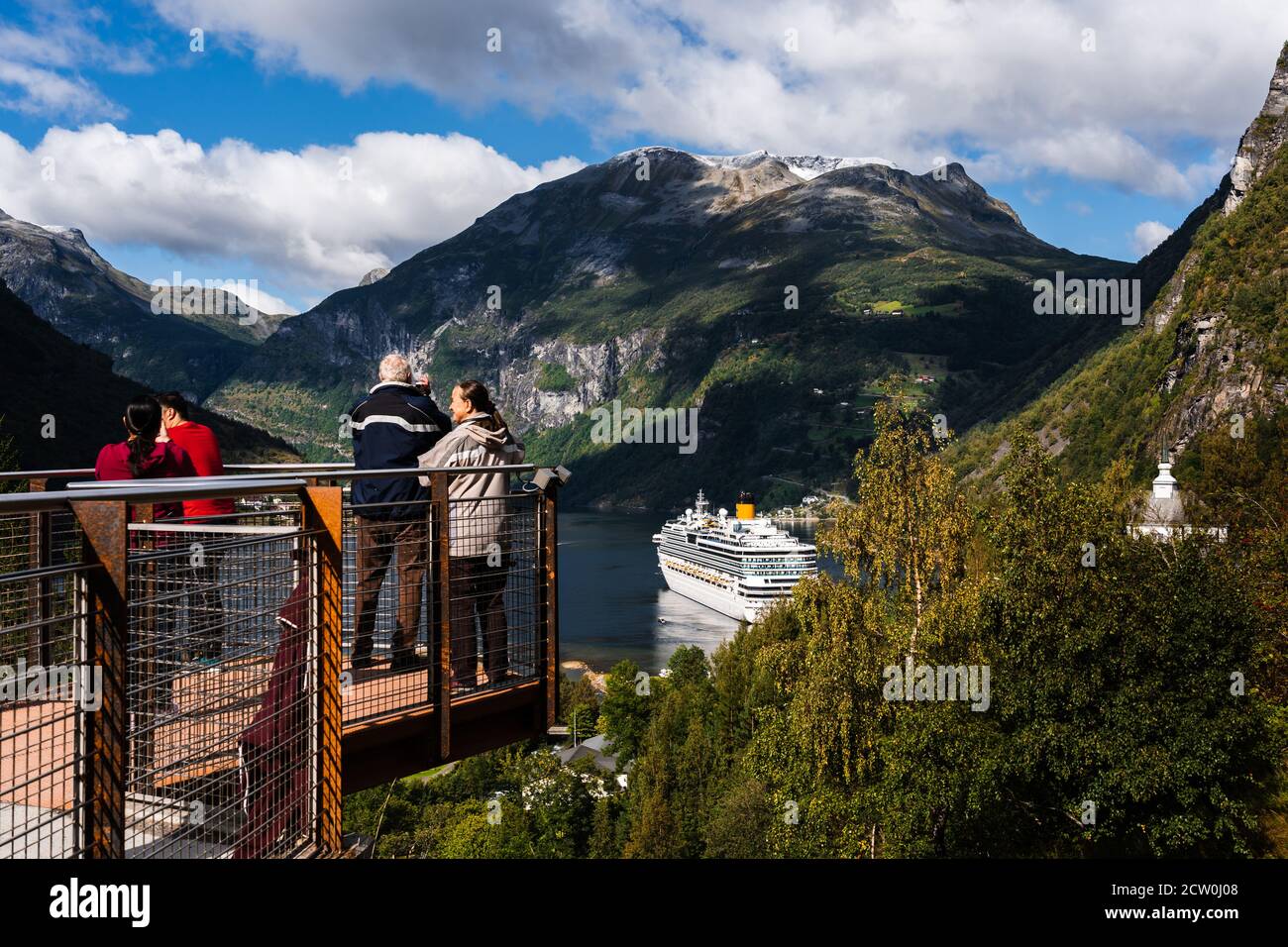 Editorial 09.07.2019 Geiranger Norwegen Touristen in einem Blickpunkt zu betrachten Der berühmte Geiranger Fjord an einem kalten Sommertag Stockfoto