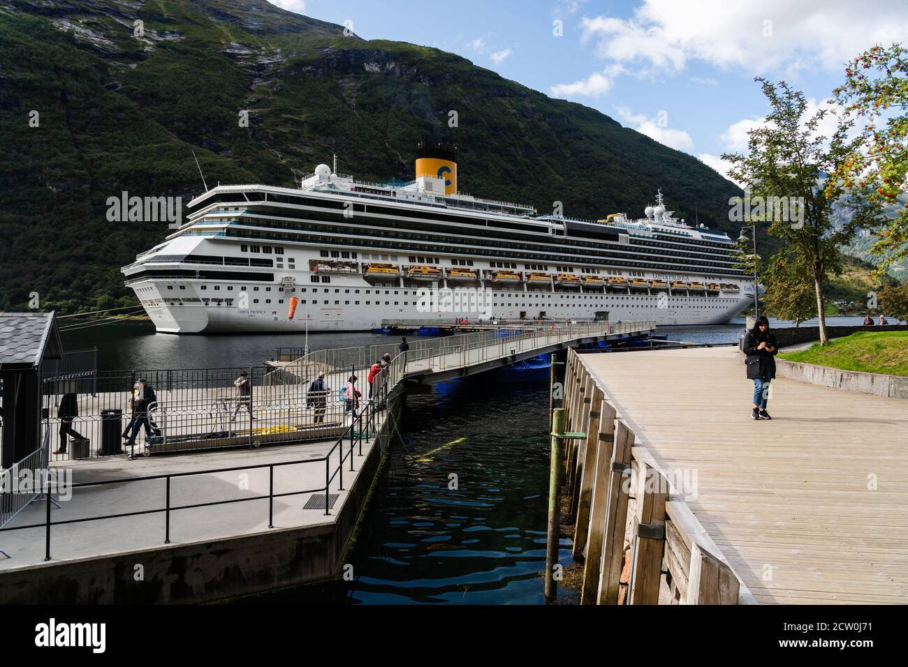 Editorial 09.07.2019 Geiranger Norwegen Costa Pacifica im Hafen von Geiranger Im großen Fjord an einem sonnigen Sommertag Stockfoto