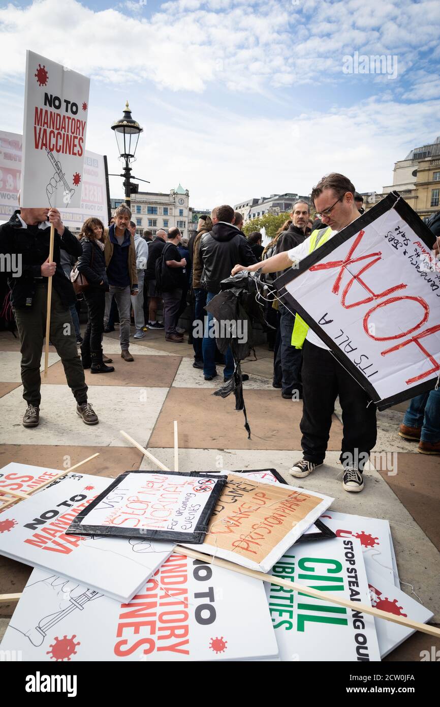 London, Großbritannien. September 2020. Unite for Freedom Demonstranten versammeln sich am Trafalgar Square, um den Coronavirus Act, der sechs Monate zuvor verabschiedet wurde, anzufechten. Am 23. März wurde eine Sperre verhängt, um die Ausbreitung von COVID19 zu verhindern. Die Beschränkungen wurden im Laufe des Sommers gelockert, aber in den letzten Wochen nimmt die Zahl der neuen Fälle zu, wodurch die Regierung der Hotellerie eine Ausgangssperre auferlegt hat, um die Ausbreitung des Virus zu verhindern. Kredit: Andy Barton/Alamy Live Nachrichten Stockfoto London, Großbritannien. September 2020. Unite for Freedom Demonstranten versammeln sich am Trafalgar Square, um den Coronavirus Act, der sechs Monate zuvor verabschiedet wurde, anzufechten. Am 23. März wurde eine Sperre verhängt, um die Ausbreitung von COVID19 zu verhindern. Die Beschränkungen wurden im Laufe des Sommers gelockert, aber in den letzten Wochen nimmt die Zahl der neuen Fälle zu, wodurch die Regierung der Hotellerie eine Ausgangssperre auferlegt hat, um die Ausbreitung des Virus zu verhindern. Kredit: Andy Barton/Alamy Live Nachrichten Stockfoto