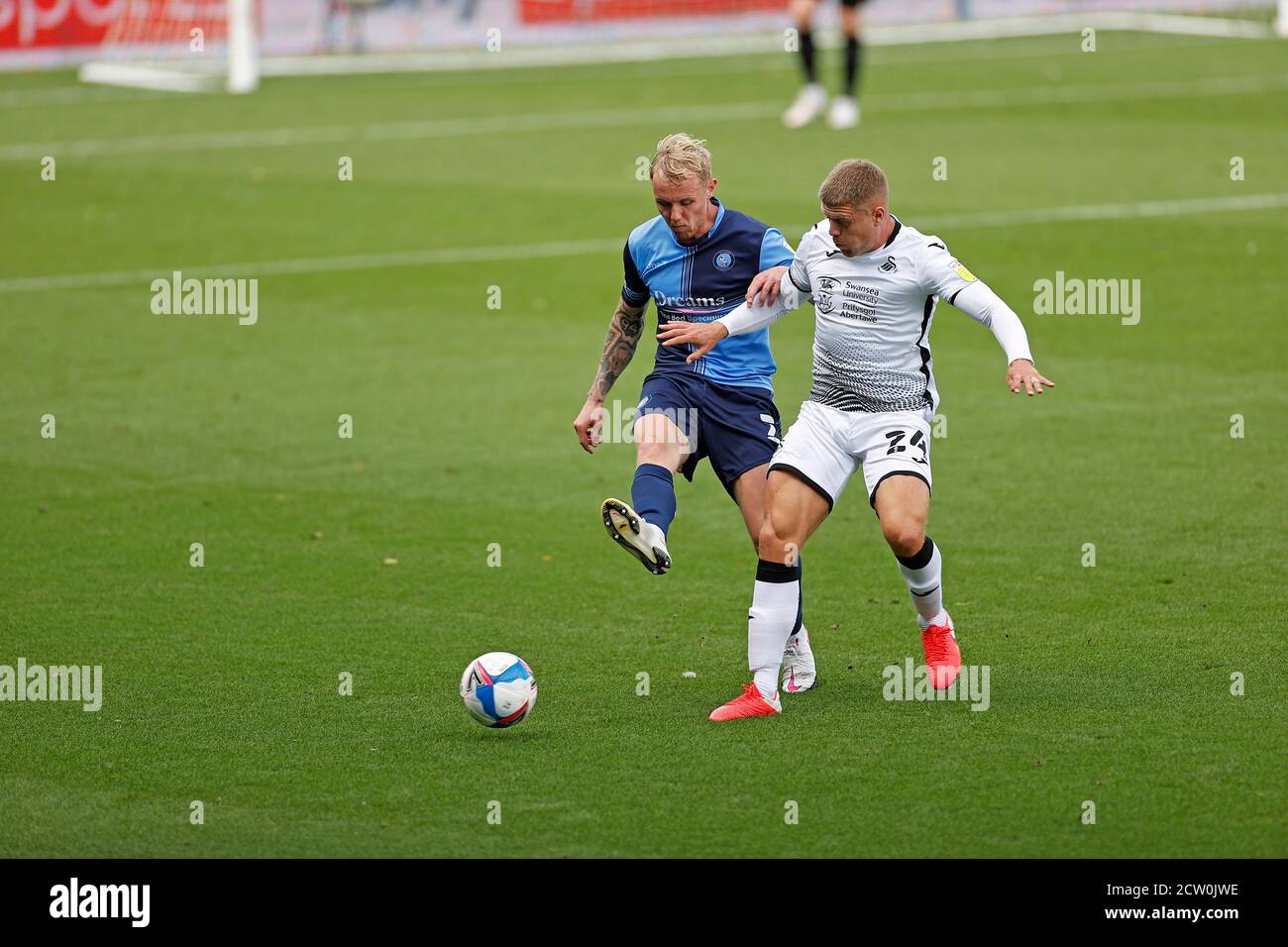 26. September 2020; Adams Park Stadium, Wycombe, Buckinghamshire, England; English Football League Championship Football, Wycombe Wanderers gegen Swansea City; Grimmer von Wycombe räumt von Bidwell von Swansea Kredit: Action Plus Sports Images/Alamy Live News Stockfoto