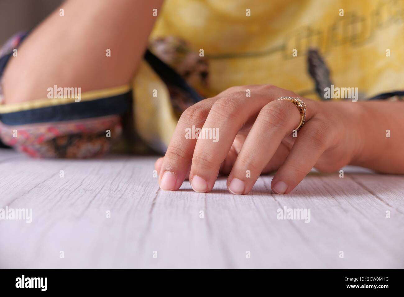Nahaufnahme der jungen Frauen Hände auf dem Tisch Stockfoto