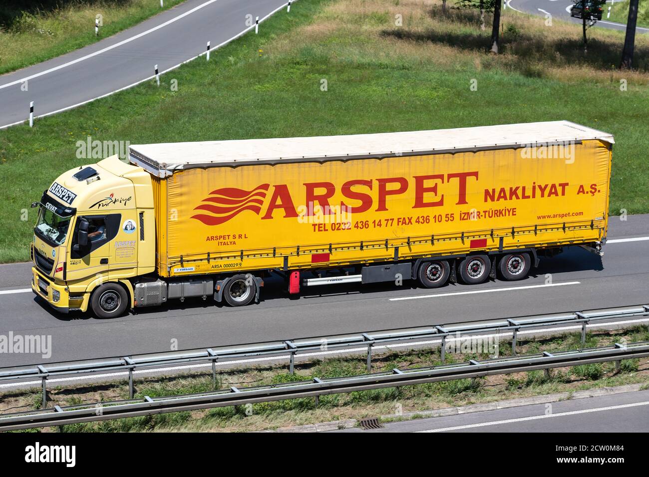 Arspet Iveco Stralis LKW mit Planenauflieger auf der Autobahn. Stockfoto