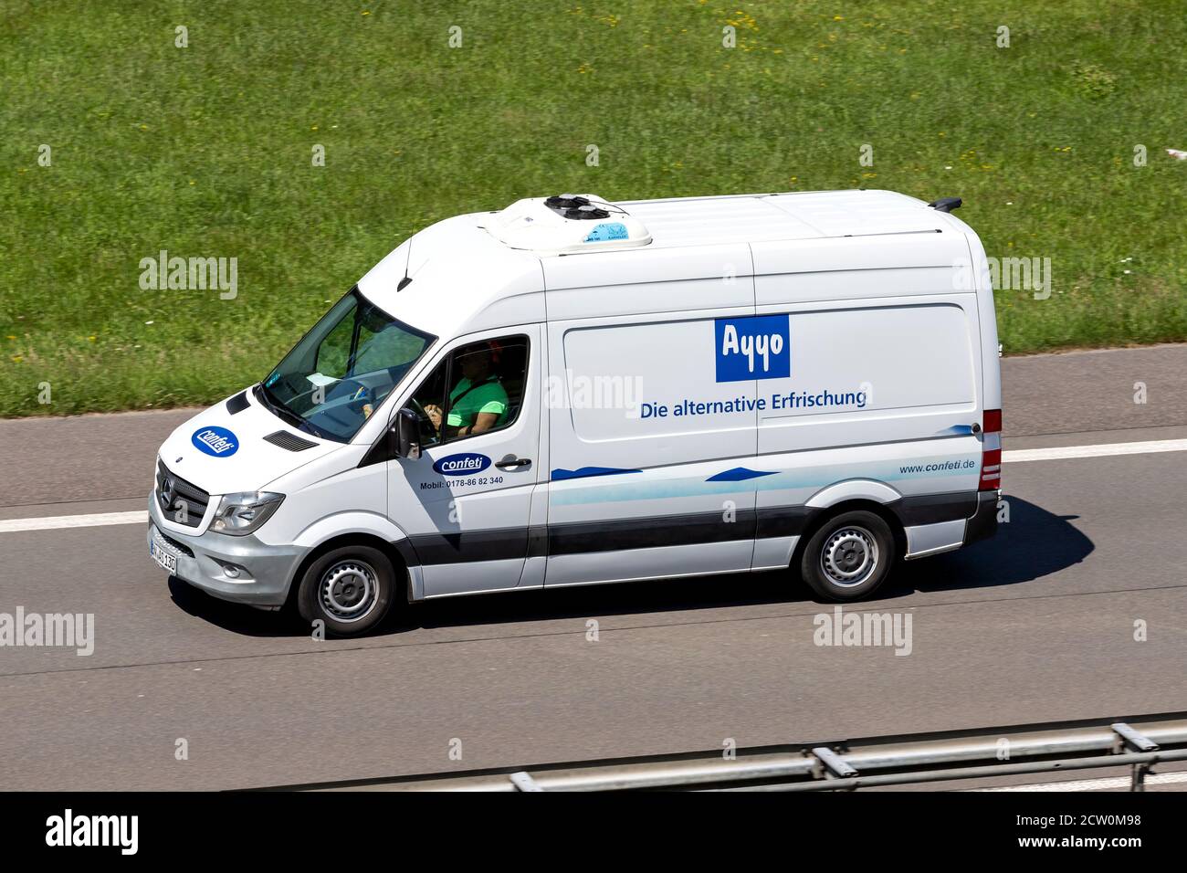 Ayyo Mercedes-Benz Sprinter Transporter auf der Autobahn Stockfoto