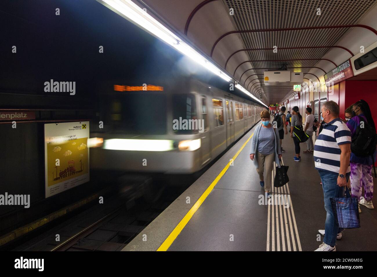 Wien, Wien: U-Bahn Station Schwedenplatz, Fahrgast mit Mundnasenschutz, U-Bahn 01. Altstadt, Wien, Österreich Stockfoto