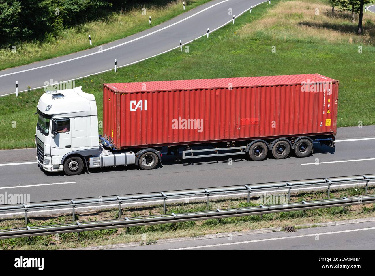 DAF XF LKW mit CAI Container auf Autobahn. Stockfoto