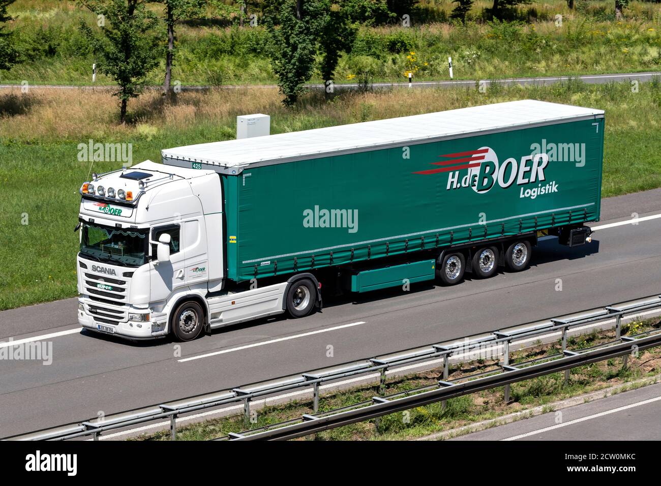 H. de Boer Scania R450 LKW mit Curtainside Anhänger auf der Autobahn. Stockfoto