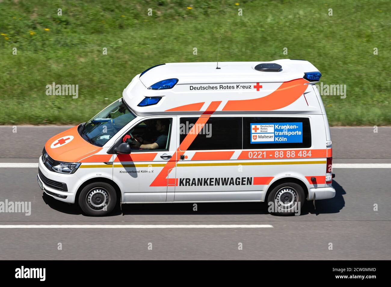 Rettungswagen des Deutschen Roten Kreuzes auf der Autobahn. Das Deutsche Rote Kreuz oder der DRK, ist die nationale Gesellschaft des Roten Kreuzes in Deutschland. Stockfoto