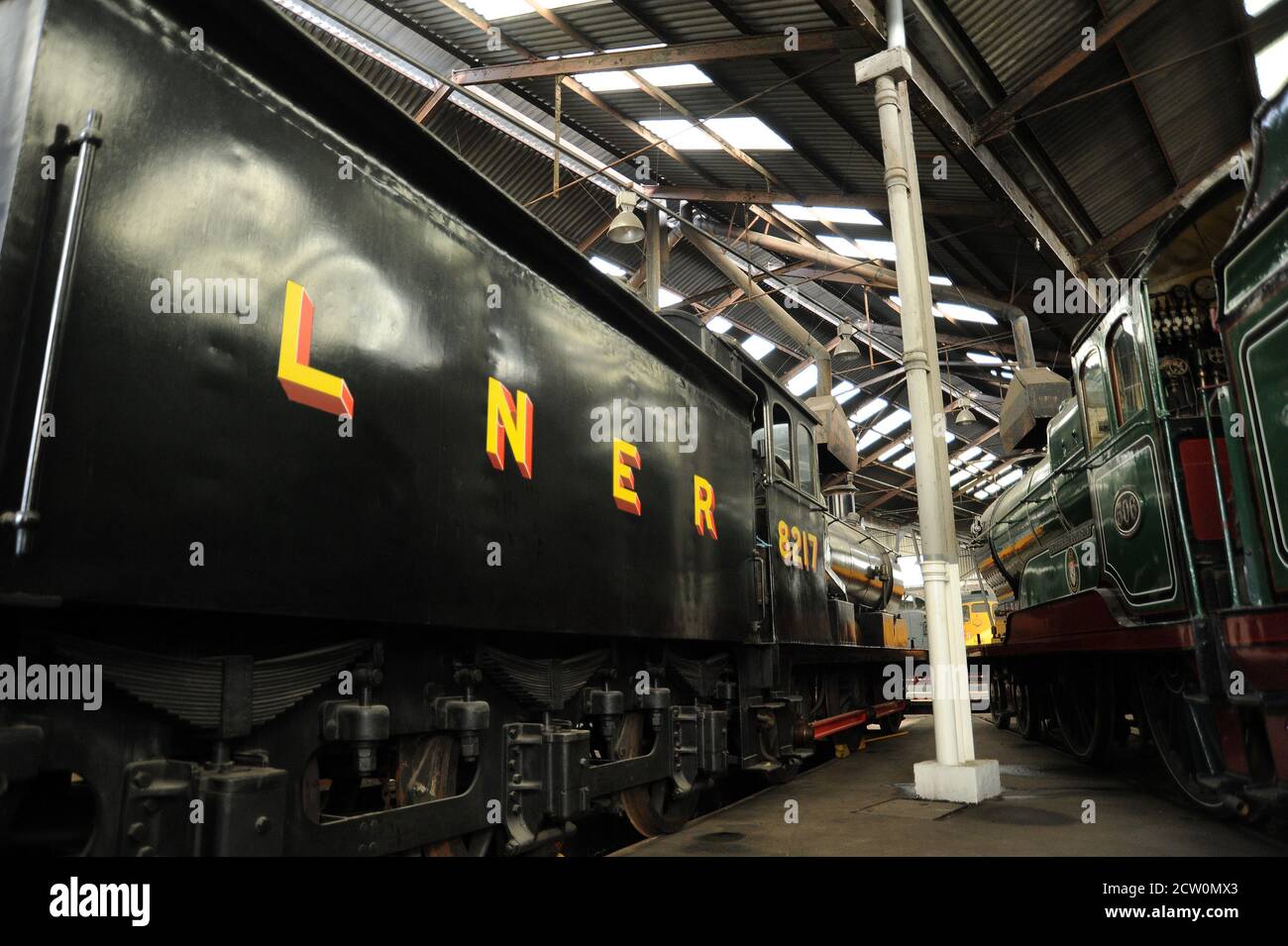 L.N.E.R. '8217' (links) und 'Butler Henderson' (rechts) im Barrow Hill Roundhouse. Stockfoto