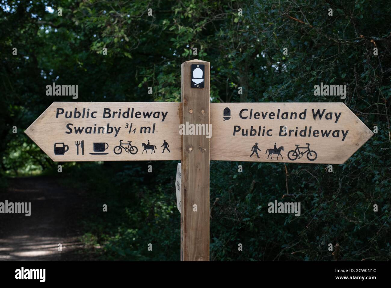 Cleveland Way Schild auf Public Bridleway Nr Swainby, North Yorkshire, England, UK mit Symbolen für Pub, Café und Café Stockfoto