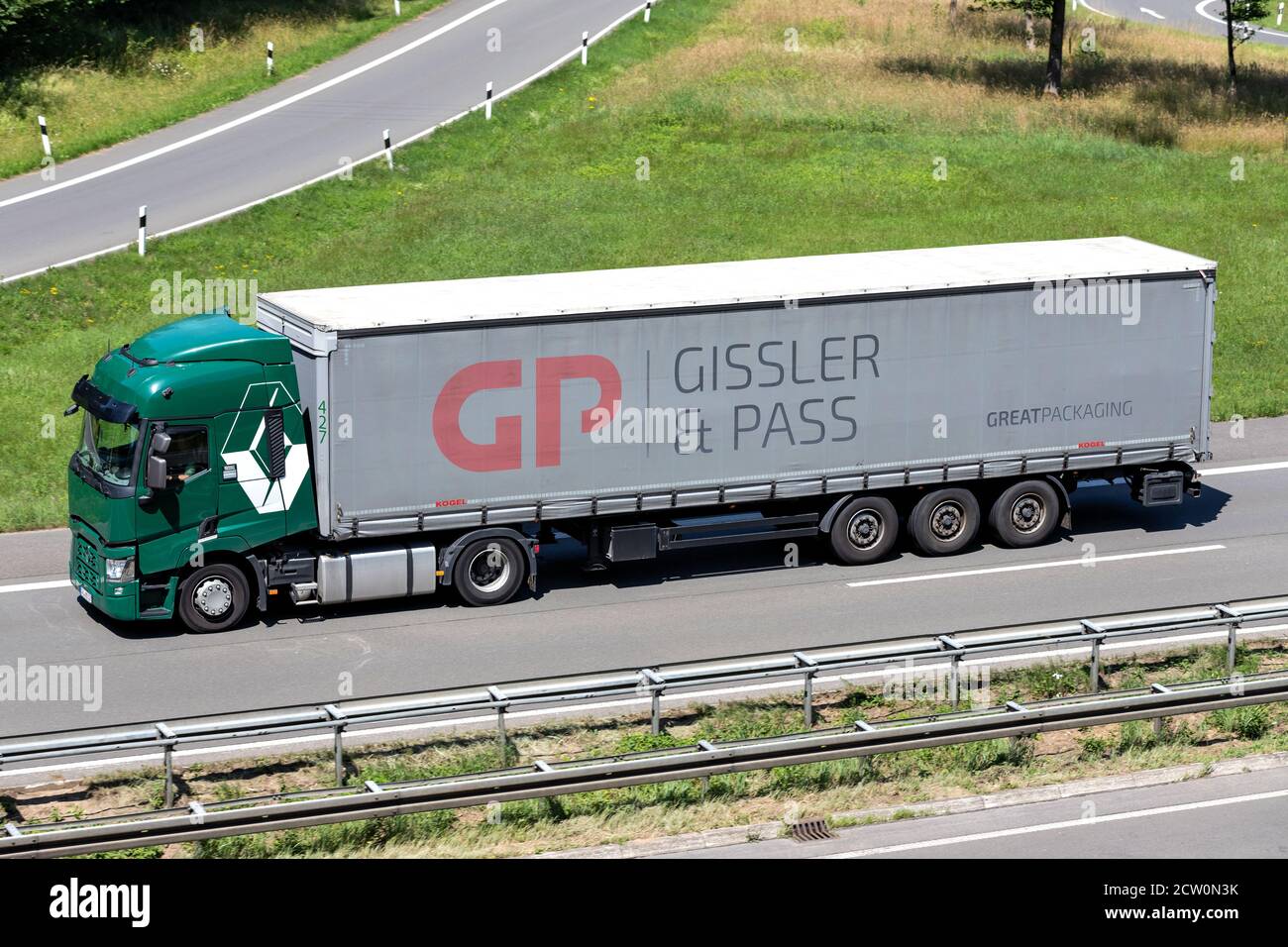 Renault LKW mit Gissler & Pass Curtainside Anhänger auf der Autobahn. Stockfoto