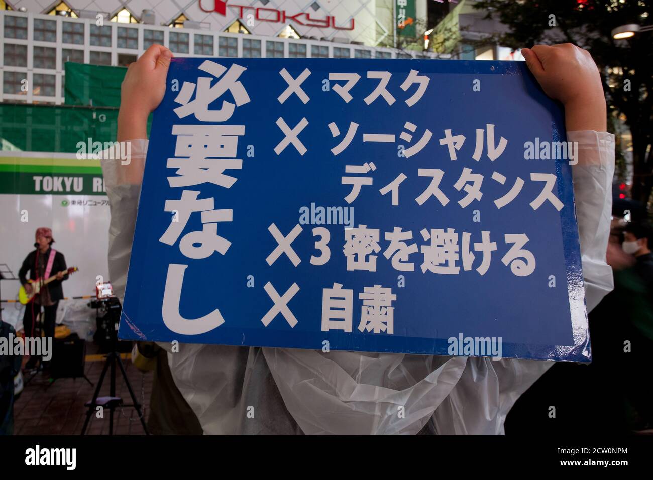 Ein Mann hält ein Zeichen, um gegen die Maßnahmen zu protestieren, die während einer Mall-Demonstration oder eines "Cluster-Festivals" von japanischen Anti-Maskenaktivisten auf dem Hachiko-Platz, Shibuya, Tokio, Japan, getroffen wurden, um Covid-19 zu wählen. Samstag 26. September 2020.. Die Aktivisten sind Unterstützer des umstrittenen YouTuber, der hoffnungsvoll wurde, Hiratsuka Masayuki, der erfolglos für den Gouverneur von Tokio kandidierte, bei den Wahlen am 5. Juli 2020 unter der Randgruppe der Volkssouveränität. Mit dem Slogan „Corona ist nur eine Erkältung“. Die Mehrheit der Menschen in Japan scheint sich dem Maskentragen und der sozialen Distanzierung zu widergeben Stockfoto