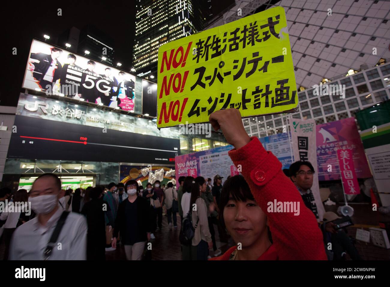 Eine Frau hält ein Zeichen, das gegen Maßnahmen protestiert, die während einer Demonstration oder eines "Cluster Festivals" japanischer Maskengegner auf dem Hachiko-Platz, Shibuya, Tokio, Japan, zur Wahl von Covid-19 ergriffen wurden. Samstag 26. September 2020.. Die Aktivisten sind Unterstützer des umstrittenen YouTuber, der hoffnungsvoll wurde, Hiratsuka Masayuki, der erfolglos für den Gouverneur von Tokio kandidierte, bei den Wahlen am 5. Juli 2020 unter der Randgruppe der Volkssouveränität. Mit dem Slogan „Corona ist nur eine Erkältung“. Die Mehrheit der Menschen in Japan scheint sich dem Maskentragen und der sozialen Distanzierung zu widergeben Stockfoto