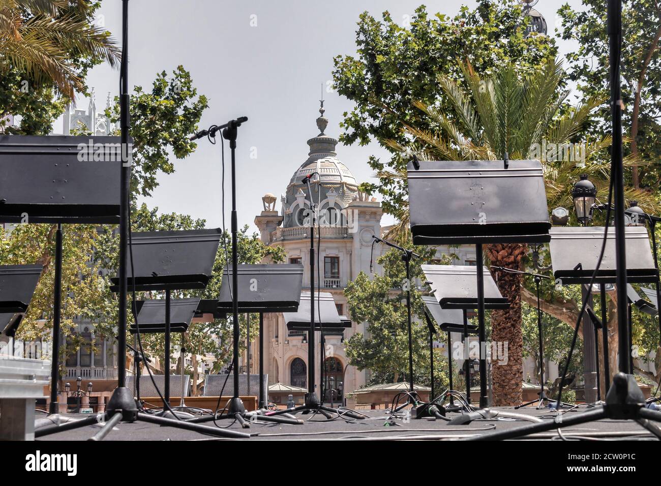 Rednerpulte bereit, ein Konzert auf dem Rathausplatz von Valencia, Spanien zu geben Stockfoto