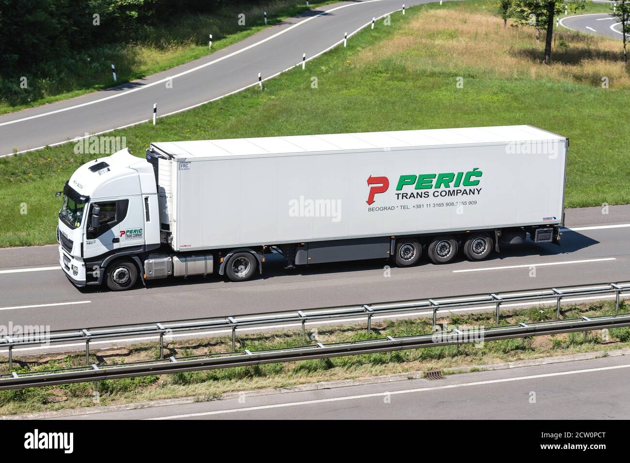 Peric Iveco Stralis LKW mit temperaturgeregeltem Anhänger auf der Autobahn. Stockfoto