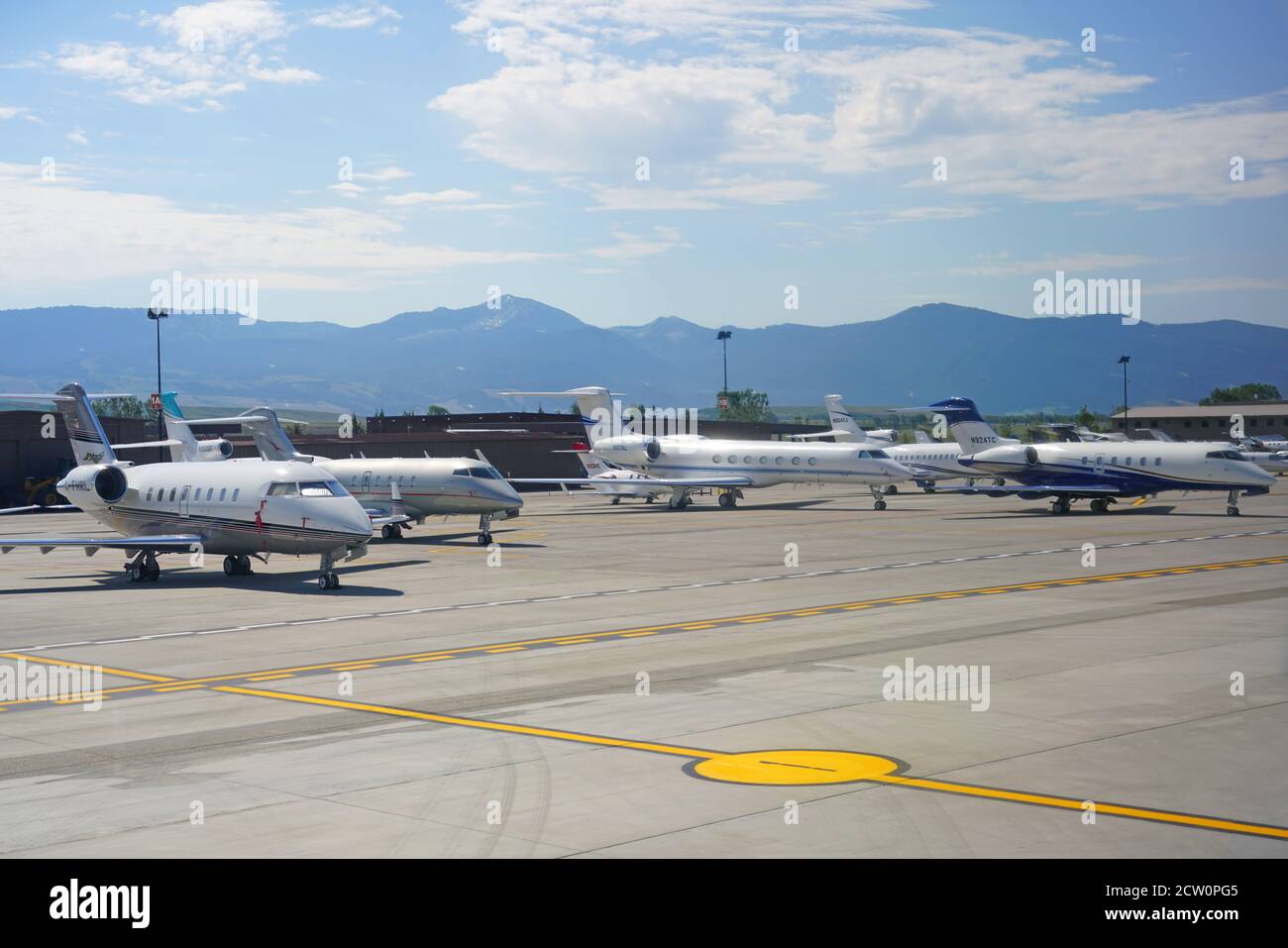 JACKSON HOLE, WY – 1. AUGUST 2020 – Privatjet-Flugzeuge, die am Jackson Hole Airport (JAC) im Grand Teton National Park in Wyoming, United Sta. Geparkt sind Stockfoto