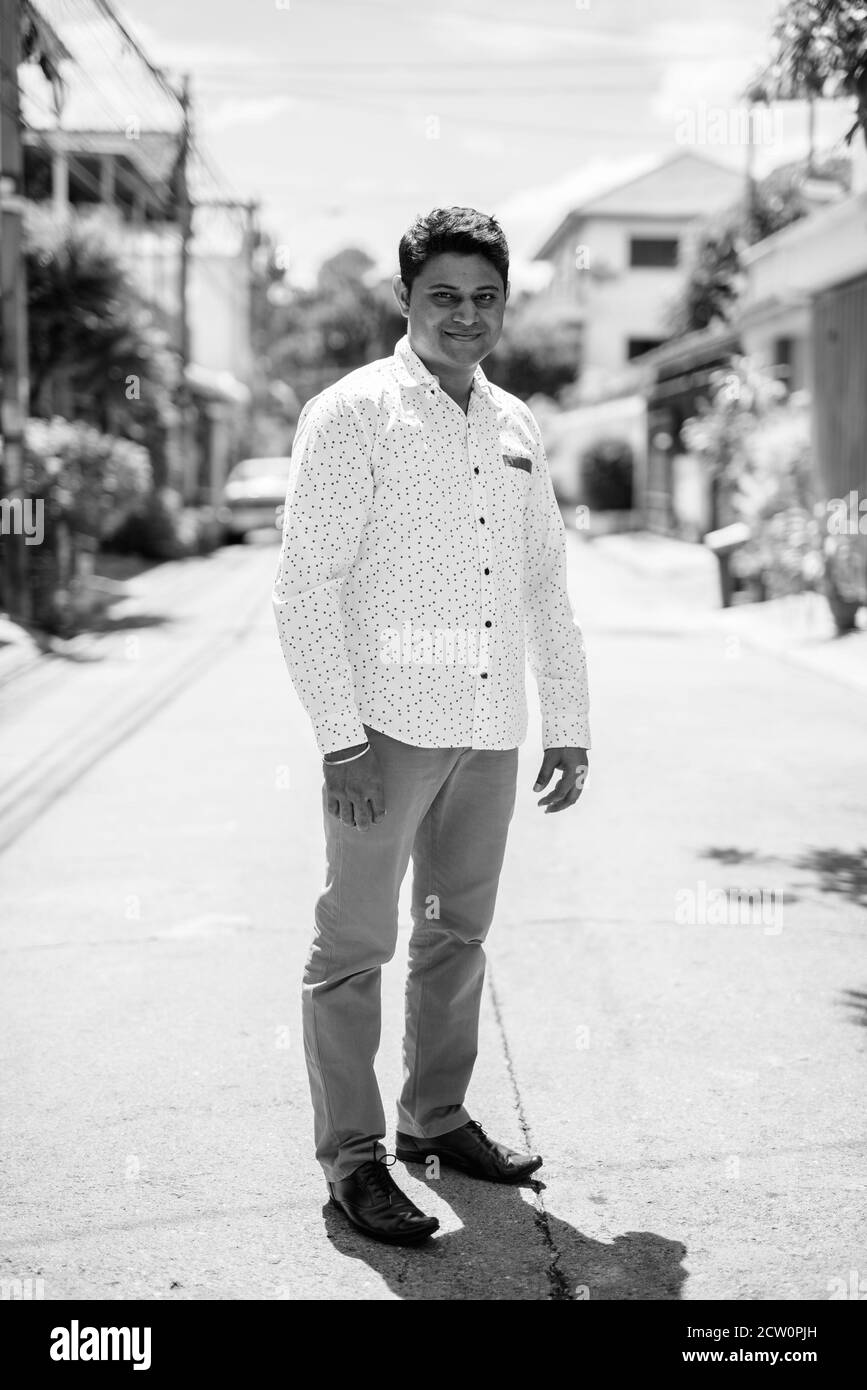 Junge indische Geschäftsmann stand in den Straßen im Außenbereich Stockfoto