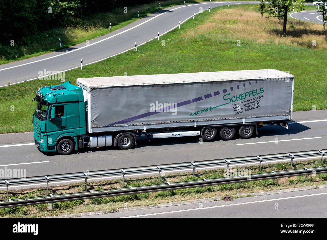 Scheffels Mercedes-Benz Actros LKW mit Planenauflieger auf der Autobahn. Stockfoto