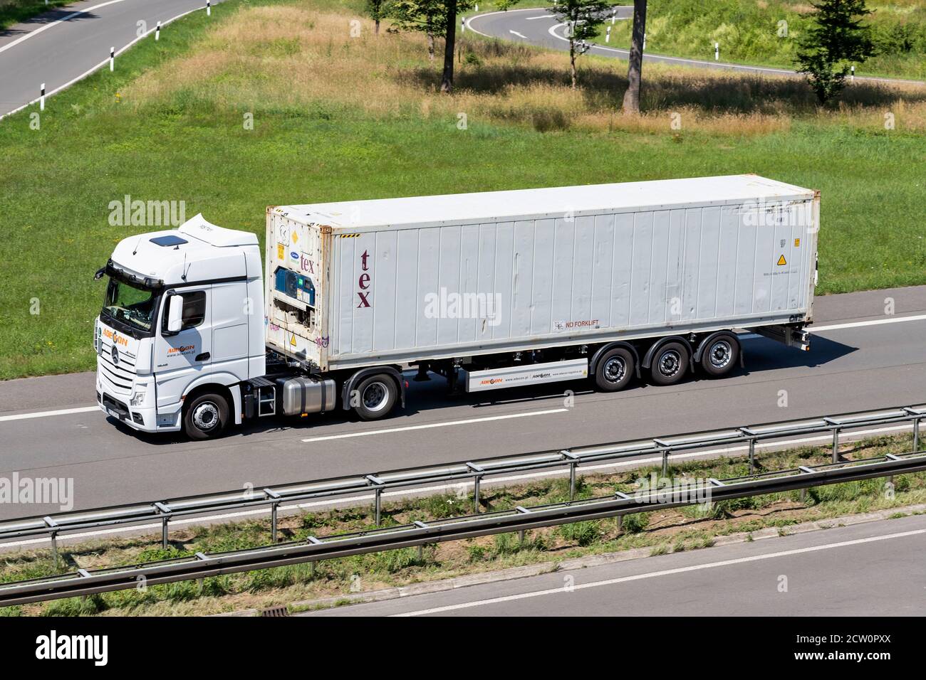 Adecan Mercedes-Benz Actros LKW mit Tex-Container auf der Autobahn. Stockfoto