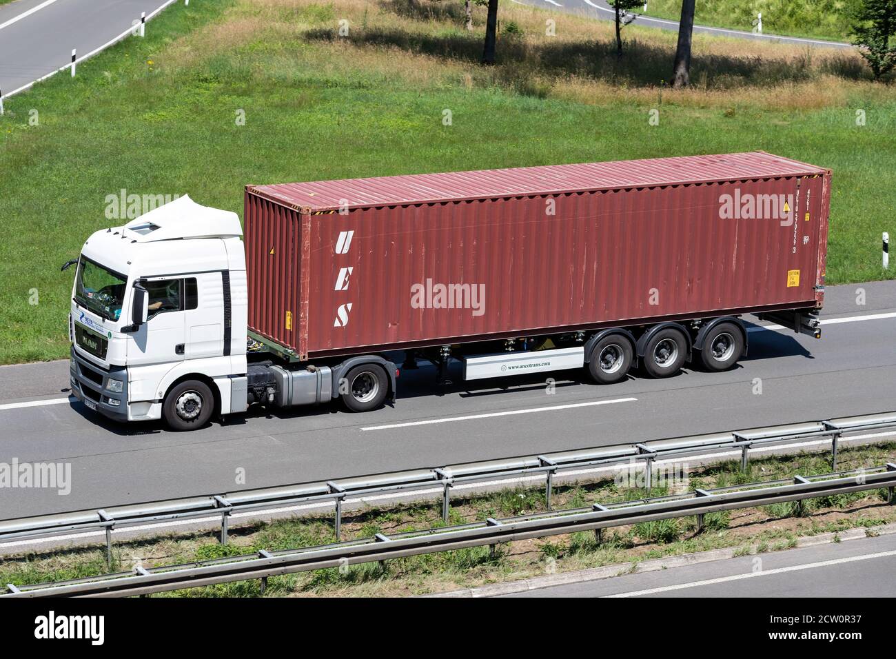 Neva Trans MAN LKW mit UES Container auf Autobahn. Stockfoto