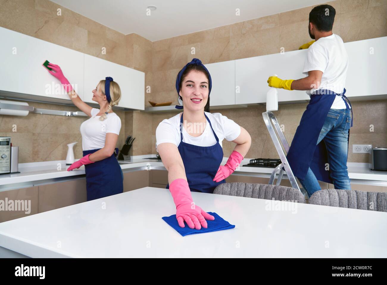 Reinigungsservice-Team bei der Arbeit in der Küche in Privathaus Stockfoto