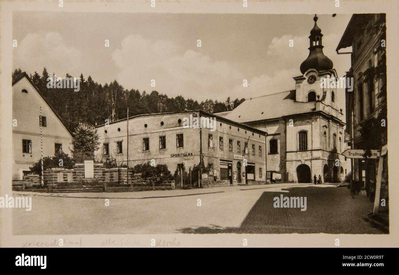 Kriegerdenkmal, Schule und Kirche, Teplice nad Metuji - alte schwarz-weiße Postkarte Stockfoto