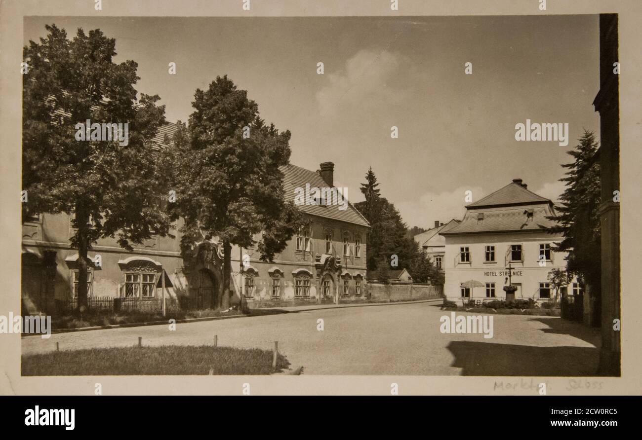 Stadtplatz und Palast, Teplice nad Metuji - alte schwarz-weiße Postkarte Stockfoto