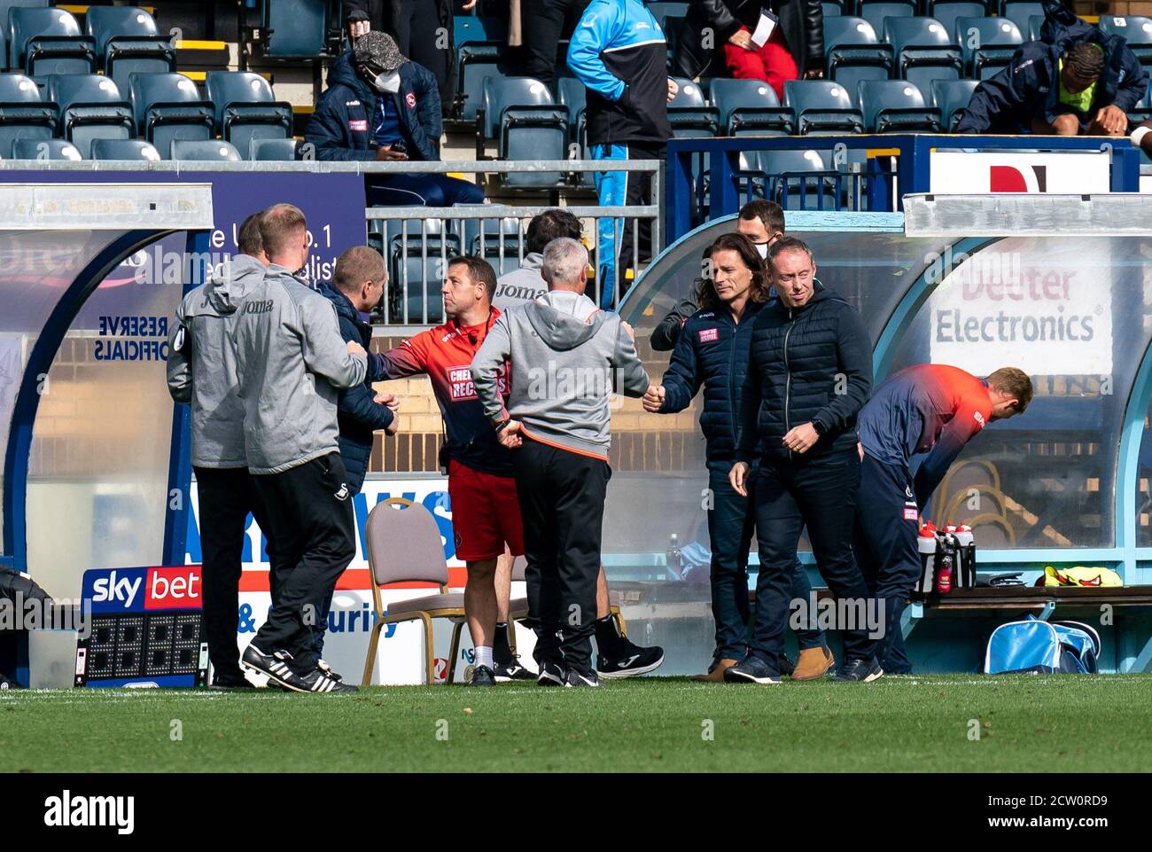 High Wycombe, Großbritannien. September 2020. Wycombe Wanderers Manager Gareth Ainsworth und Swansea City Manager Steve Cooper nach dem Sky Bet Championship Match zwischen Wycombe Wanderers und Swansea City am 26. September 2020 im Adams Park, High Wycombe, England. Foto von Liam McAvoy. Kredit: Prime Media Images/Alamy Live Nachrichten Stockfoto