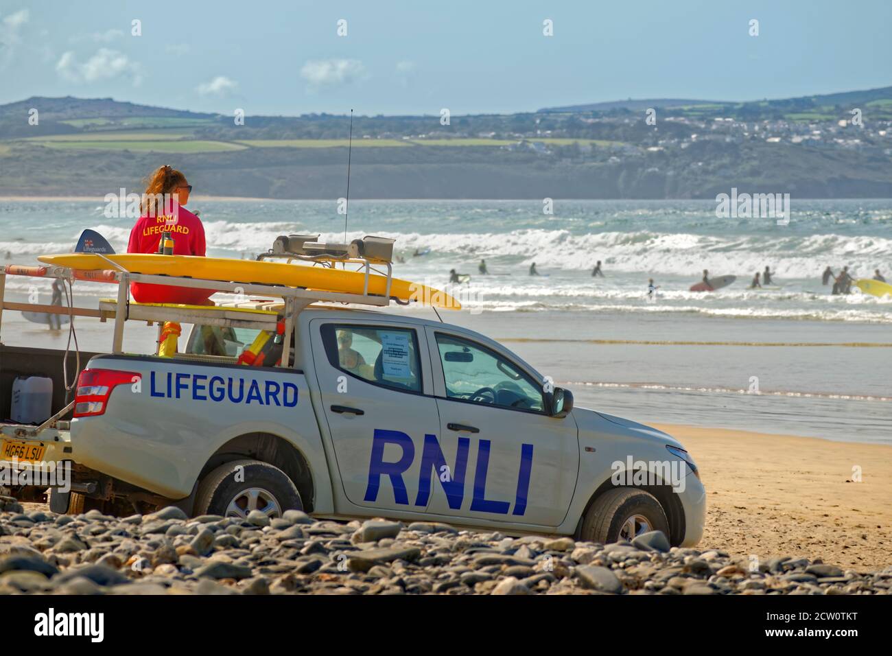 RNLI Rettungsschwimmer am Gwihian Beach, North Cornwall, England. Stockfoto