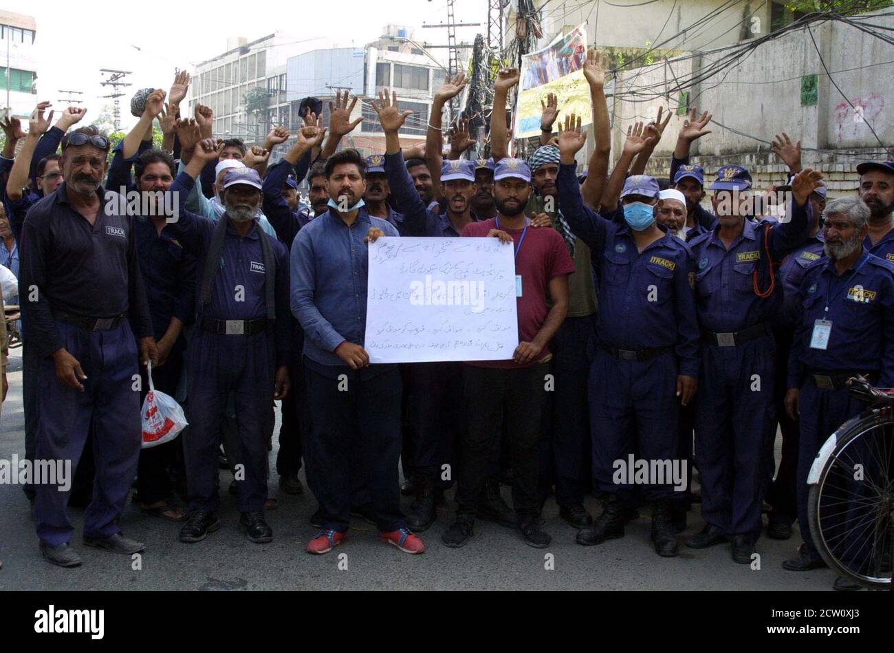 Private Sicherheitsgarde von Minar-e-Pakistan veranstalten am Samstag, dem 26. September 2020, im Presseclub Lahore eine Protestdemonstration gegen die Nichtzahlung ihrer Gehälter. Stockfoto