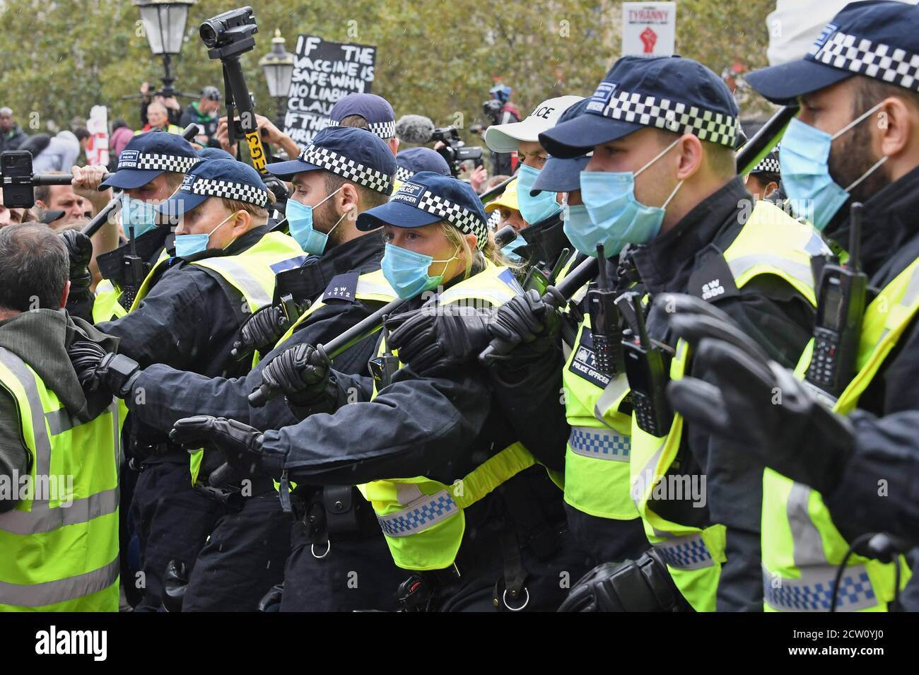 Die Polizei bei einer Kundgebung auf dem Trafalgar Square in London, die von Stop New Normal organisiert wurde, um gegen die Einschränkungen des Coronavirus zu protestieren. Stockfoto