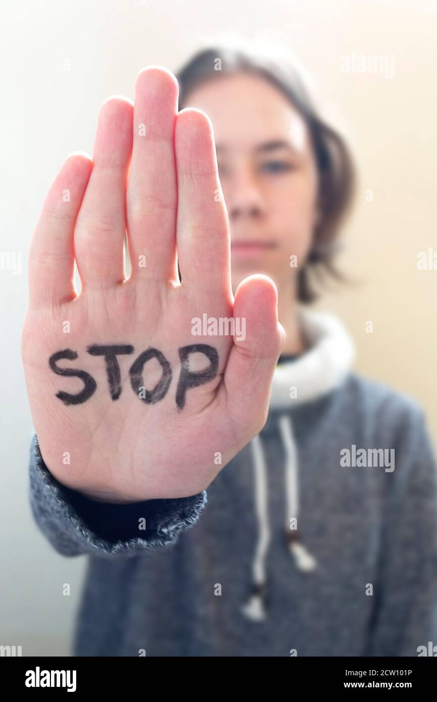 Teenager Junge tun stoppen kein Zeichen mit Handfläche von ein Hand Stockfoto