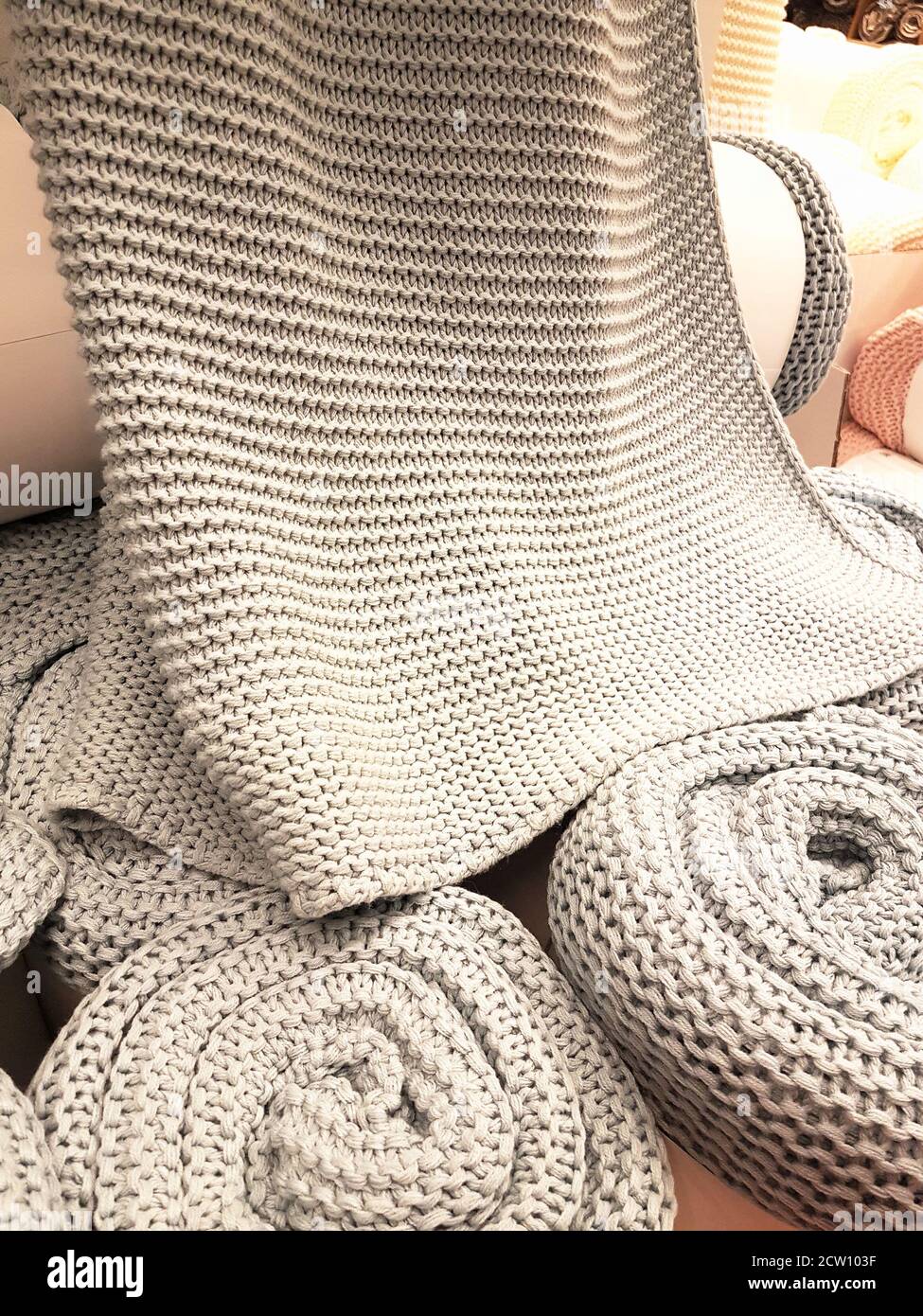 Natürliche gestrickte Wolle Baumwolle Stoff gerollt Deckelhintergrund. Stockfoto