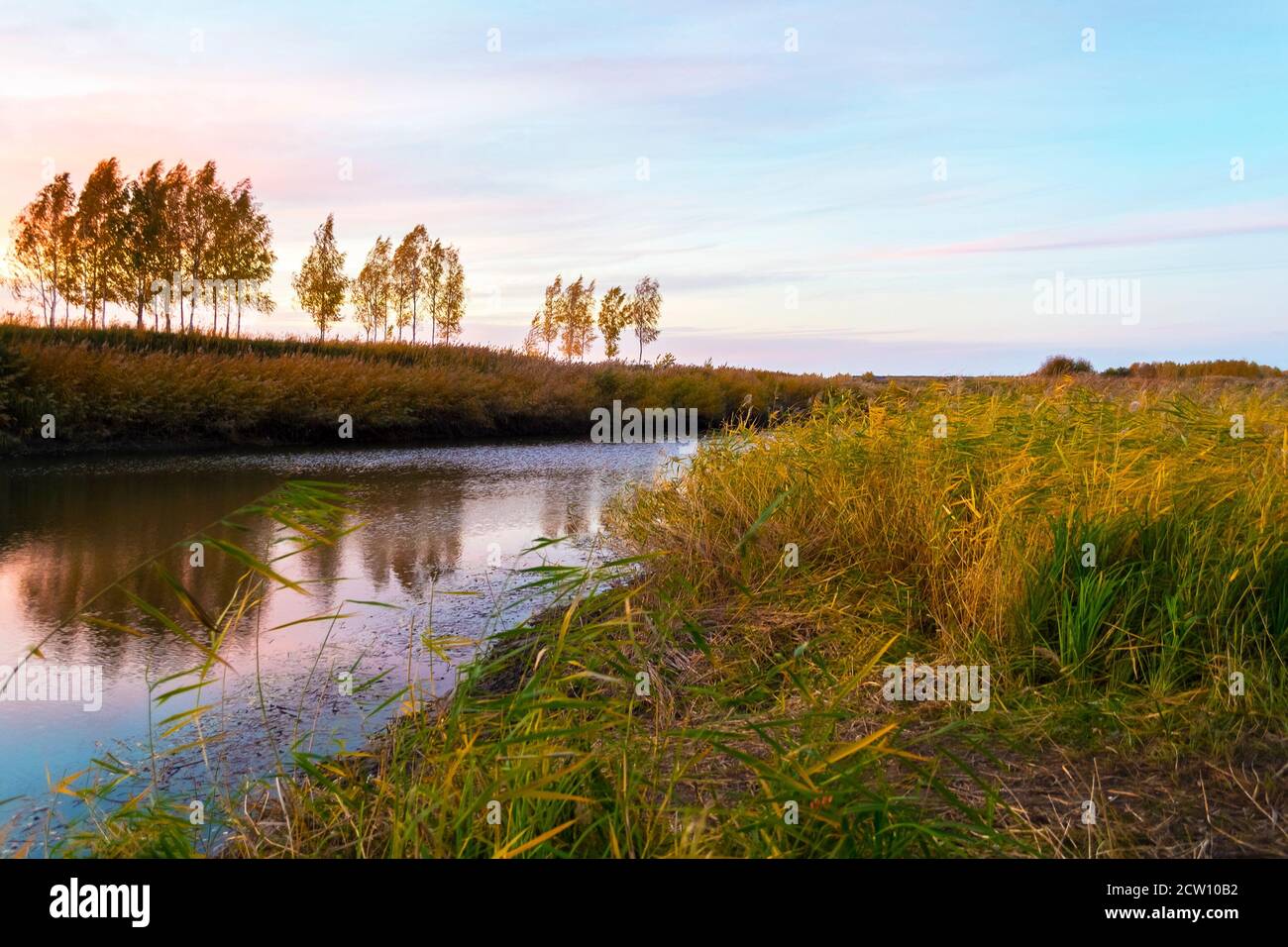 Schöner Sonnenuntergang mit herrlichem Himmel über dem Fluss. Querformat Stockfoto