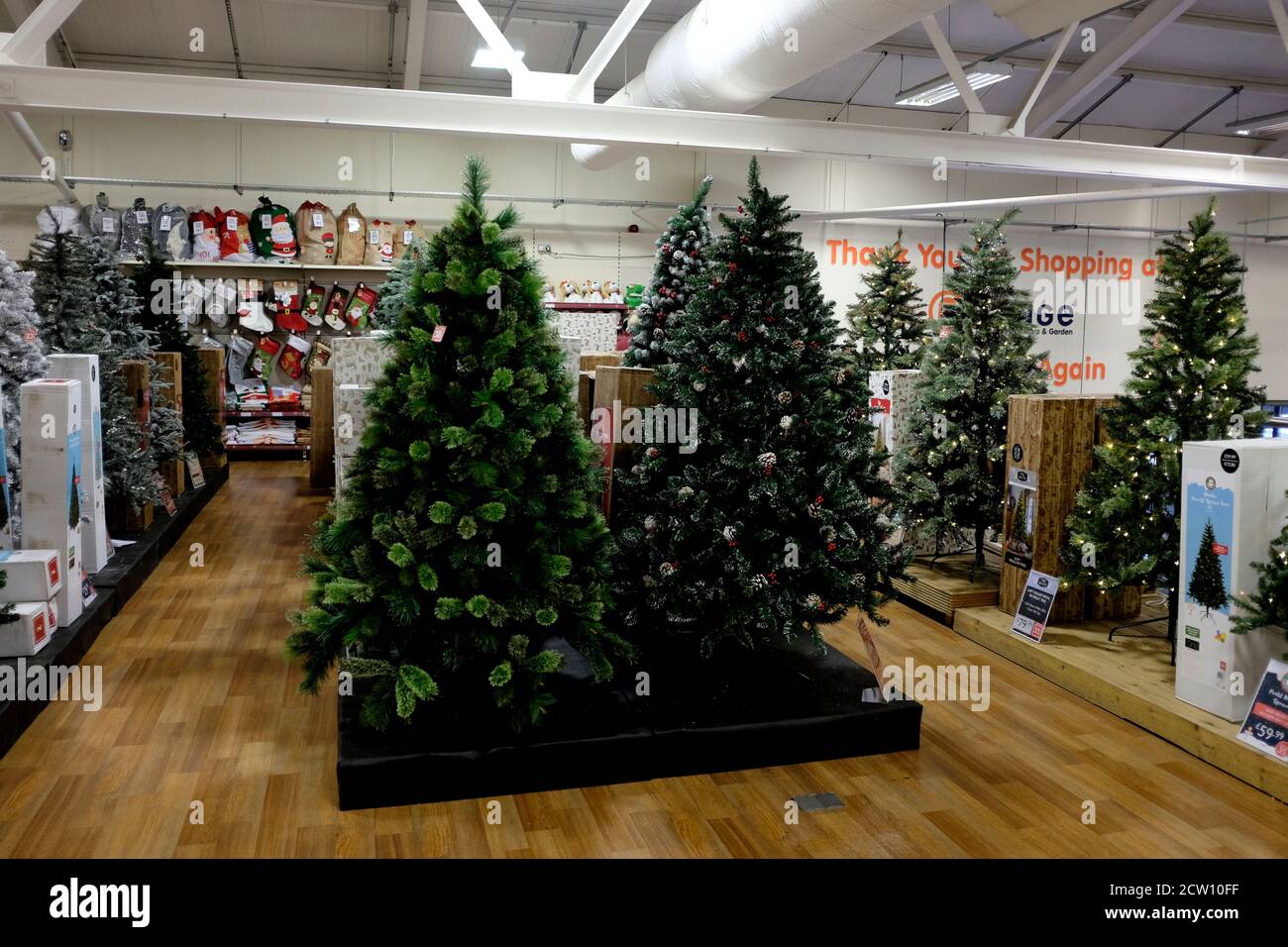 weihnachtsbäume und Dekorationen zum Verkauf zu Hause, Freizeit und Gartengeschäft in der Stadt canterbury im Osten von kent, großbritannien september 2020 Stockfoto