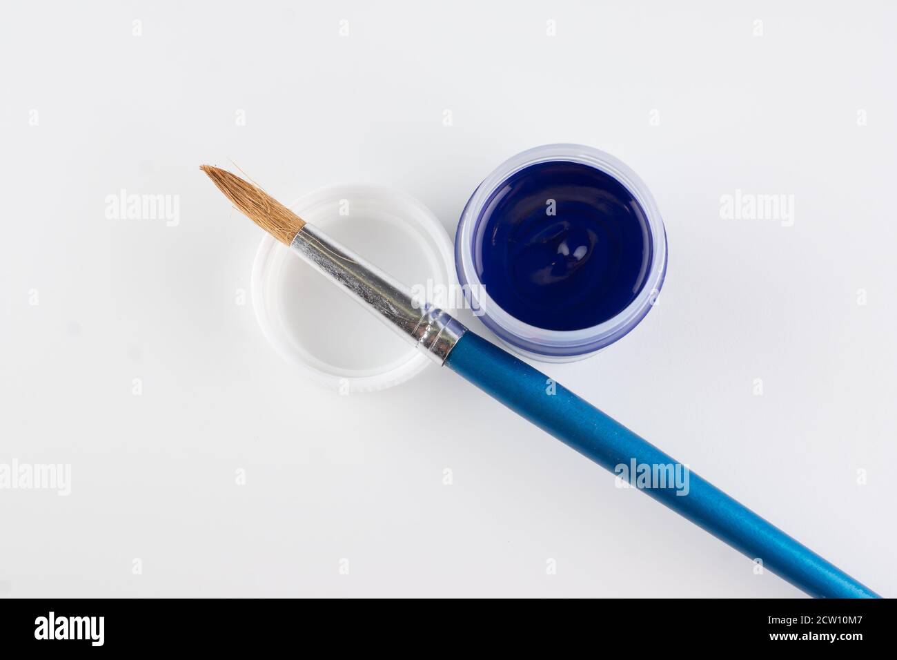 Gläser mit farbiger Farbe für Kreativität auf weißem Hintergrund Stockfoto