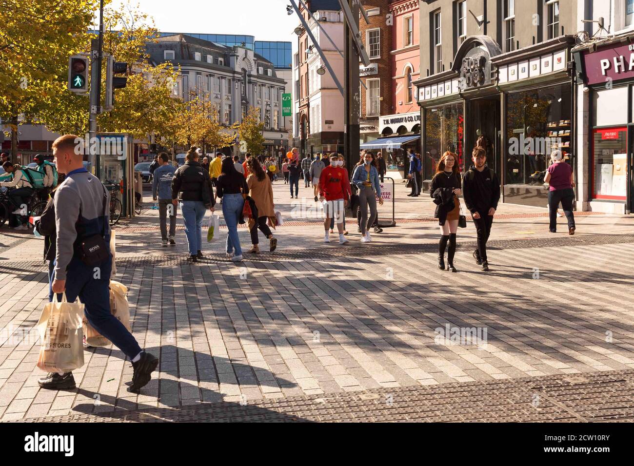 Cork, Irland. September 2020. Einkäufer strömen nach Cork City. Shopper füllten die Stadt heute, um das schöne Wetter zu genießen und in einigen Last-Minute-Shopping, wie viele Angst vor der Möglichkeit einer anderen Sperre nach unten als Covid-19 Fälle Leeside Aufstieg. Kredit: Damian Coleman/Alamy Live Nachrichten Stockfoto