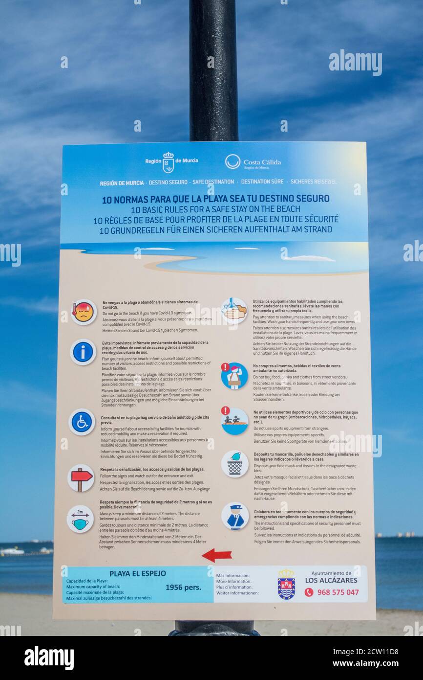Melden Sie sich an, um die 10 grundlegenden Regeln für die Sicherheit zu beschreiben Am Strand während der COVID 19 in Los Alcazares in Murcia Spanien Stockfoto