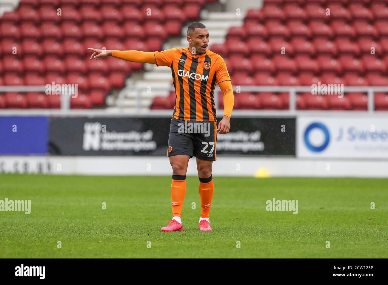 NORTHAMPTON, ENGLAND. 26. SEPTEMBER 2020, Hull City's Josh Magennis während der ersten Hälfte der Sky Bet League One Match zwischen Northampton Town und Hull City im PTS Academy Stadium, Northampton am Samstag 26. September 2020. (Kredit: John Cripps - MI News) Kredit: MI Nachrichten & Sport /Alamy Live Nachrichten Stockfoto