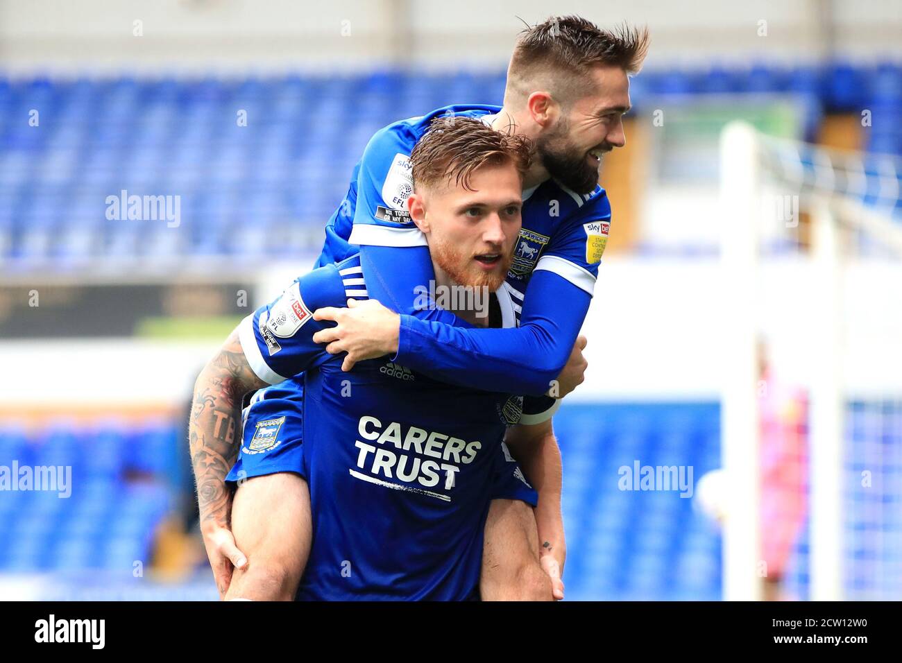 Teddy Wilson (links) von Ipswich Town feiert das erste Tor seiner Spieleseite während des Sky Bet League One Matches in der Portman Road, Ipswich. Stockfoto