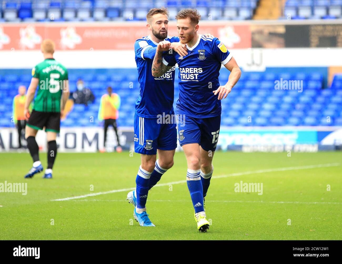 Teddy Wilson (rechts) von Ipswich Town feiert das erste Tor seiner Spieleseite während des Sky Bet League One Matches in der Portman Road, Ipswich. Stockfoto