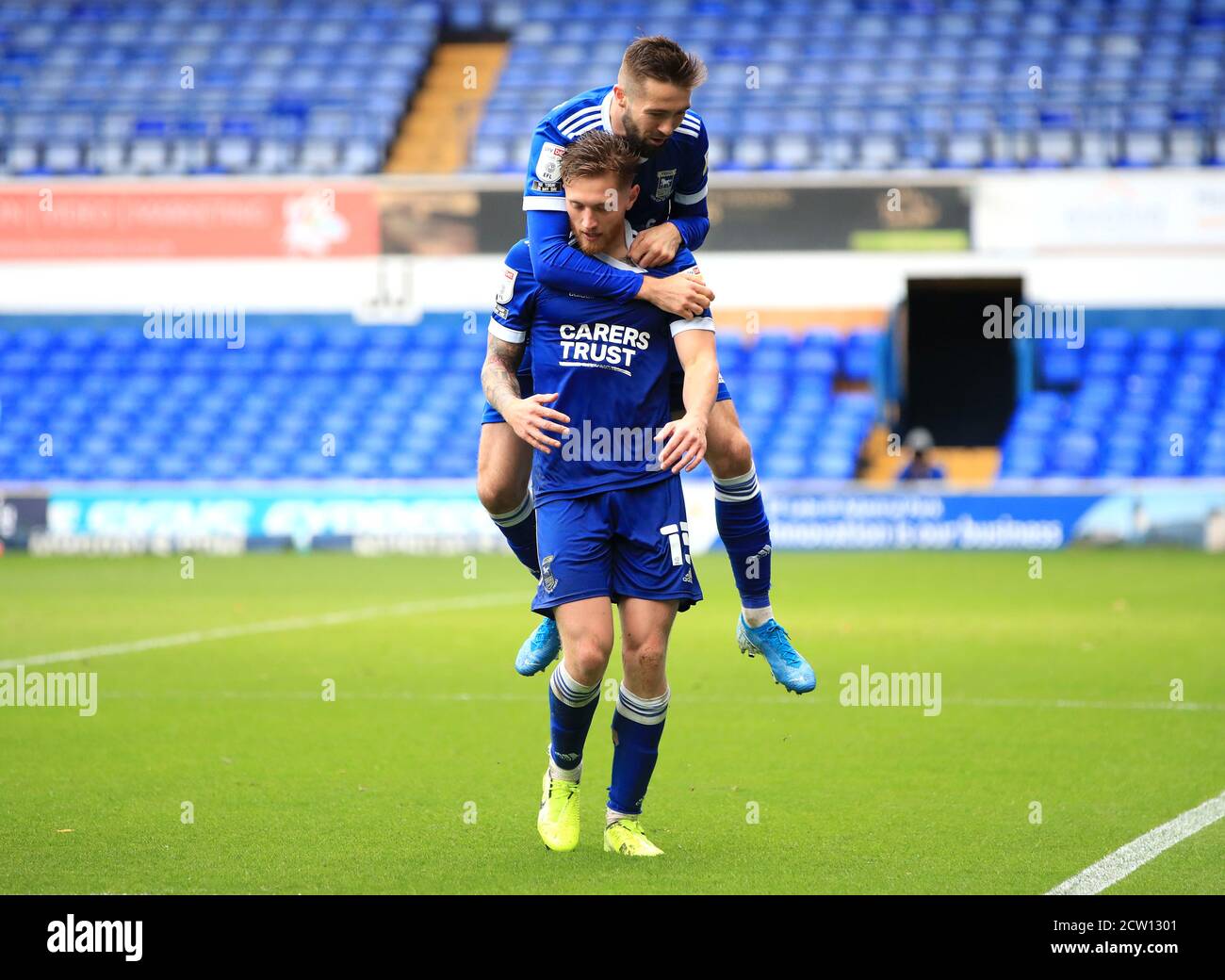 Teddy Wilson (links) von Ipswich Town feiert das erste Tor seiner Spieleseite während des Sky Bet League One Matches in der Portman Road, Ipswich. Stockfoto