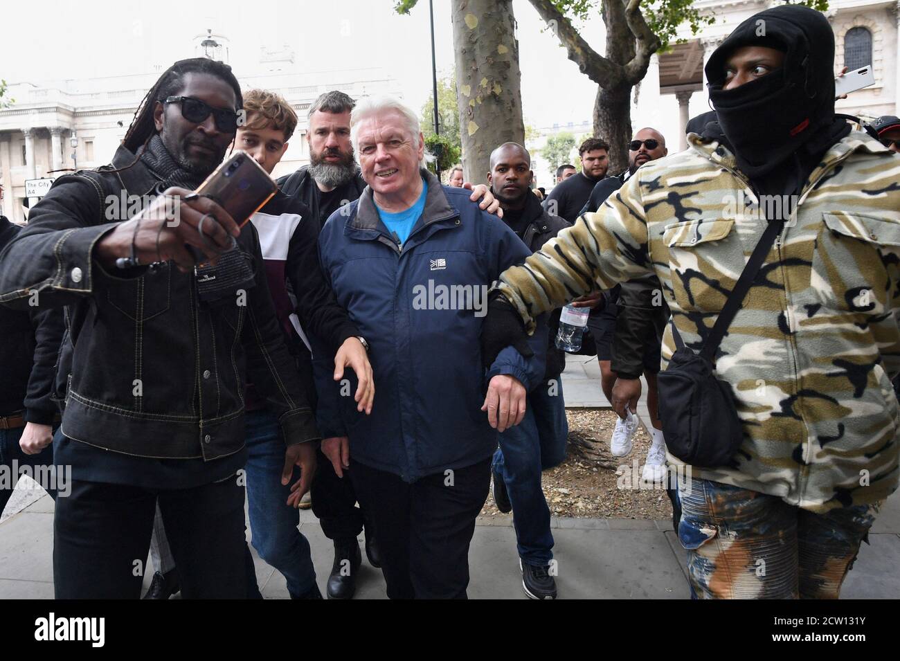 David Icke (Mitte) bei einer von Stop New Normal organisierten Kundgebung auf dem Trafalgar Square in London, um gegen die Einschränkungen des Coronavirus zu protestieren. Stockfoto