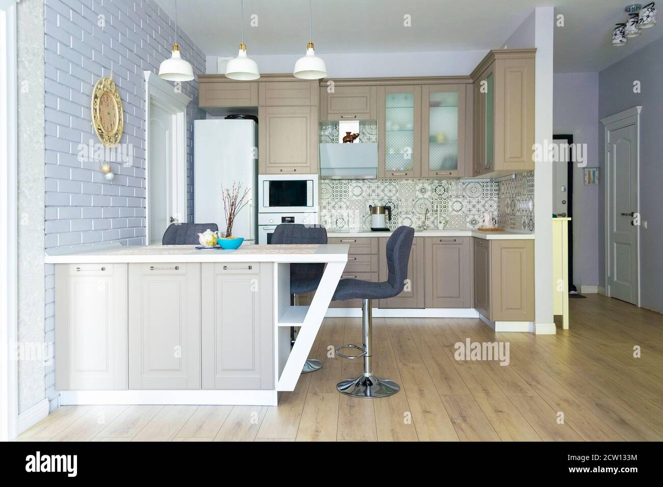 Moderne Küche Inneneinrichtung in neuer Wohnung Stockfoto