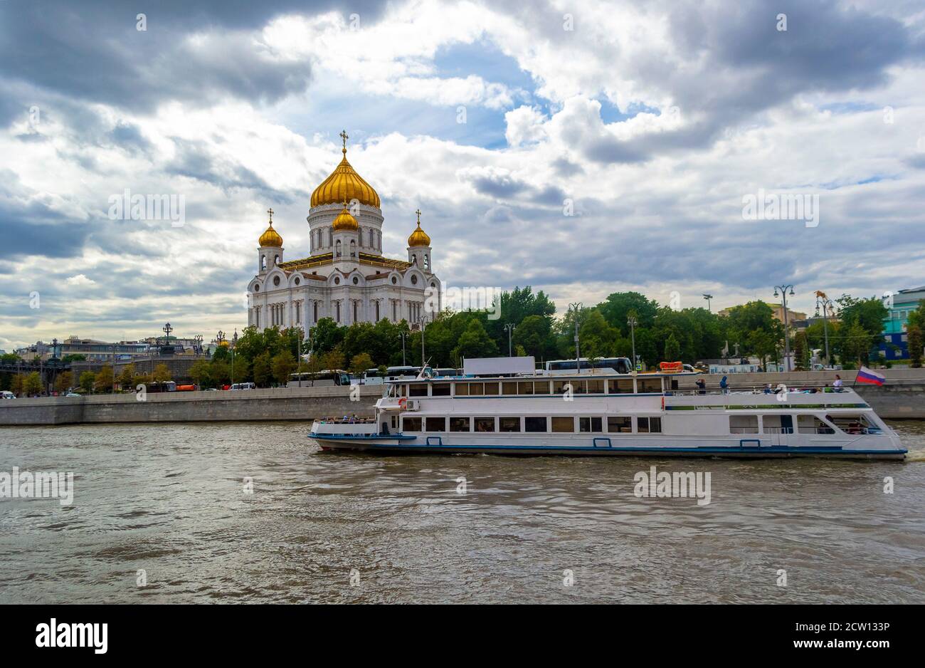 Blick auf die Kathedrale von Christus der Erlöser Kirche Kathedrale, touristische Passagierschiff Boot auf dem Fluss. Moskauer Kirche Tempel. Bootsfahrt auf dem Fluss Schiffsreise Stockfoto