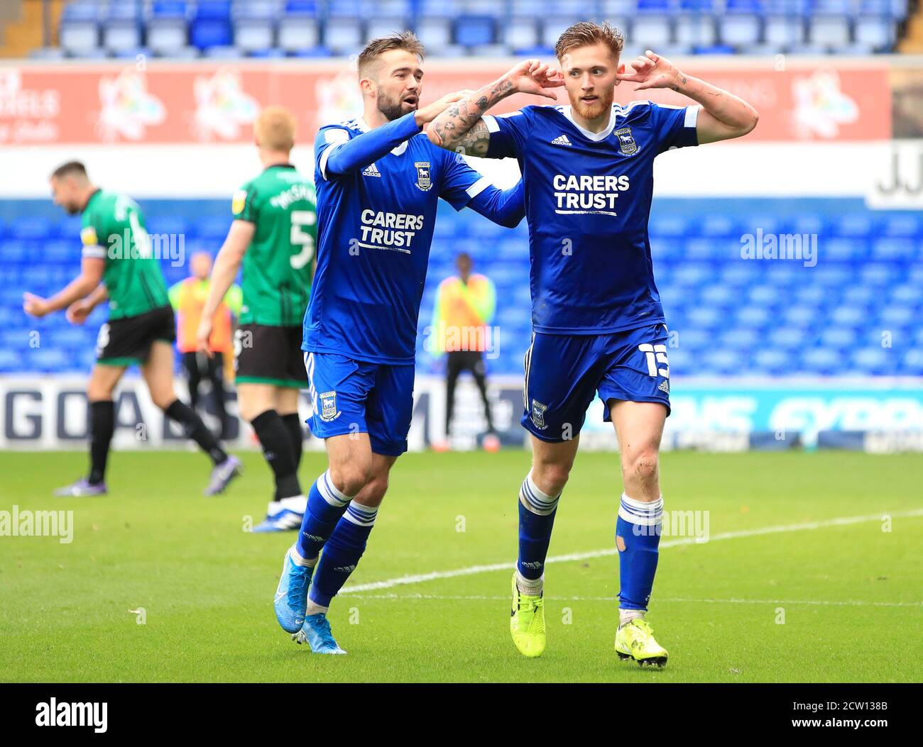 Teddy Wilson (rechts) von Ipswich Town feiert das erste Tor seiner Spieleseite während des Sky Bet League One Matches in der Portman Road, Ipswich. Stockfoto