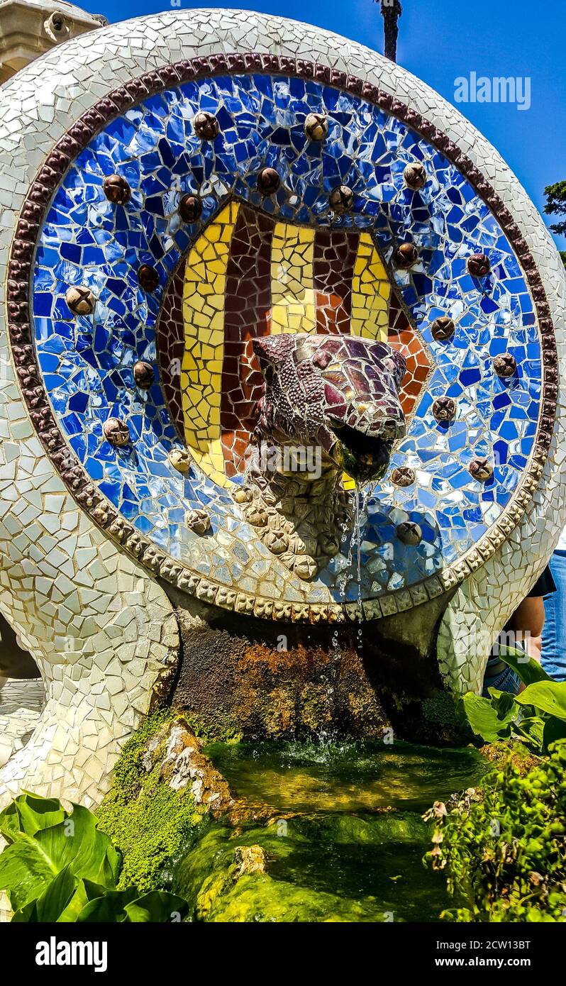 Der Schlangenkopf auf der Drachentreppe im Guell Park in Barcelona, Spanien Stockfoto