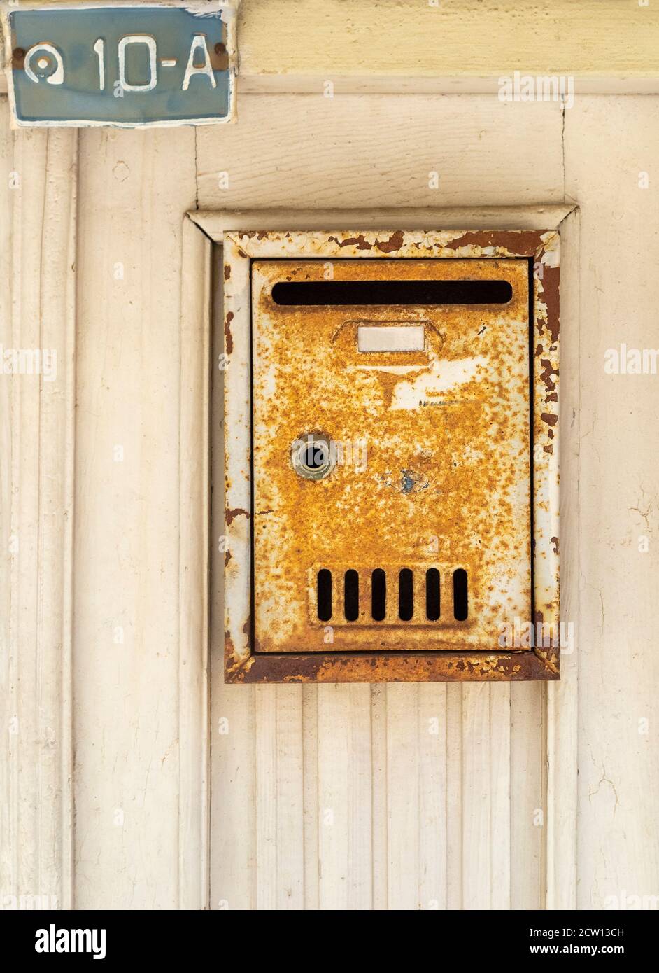 Metall rostigen Briefkasten auf der Holztür Stockfoto