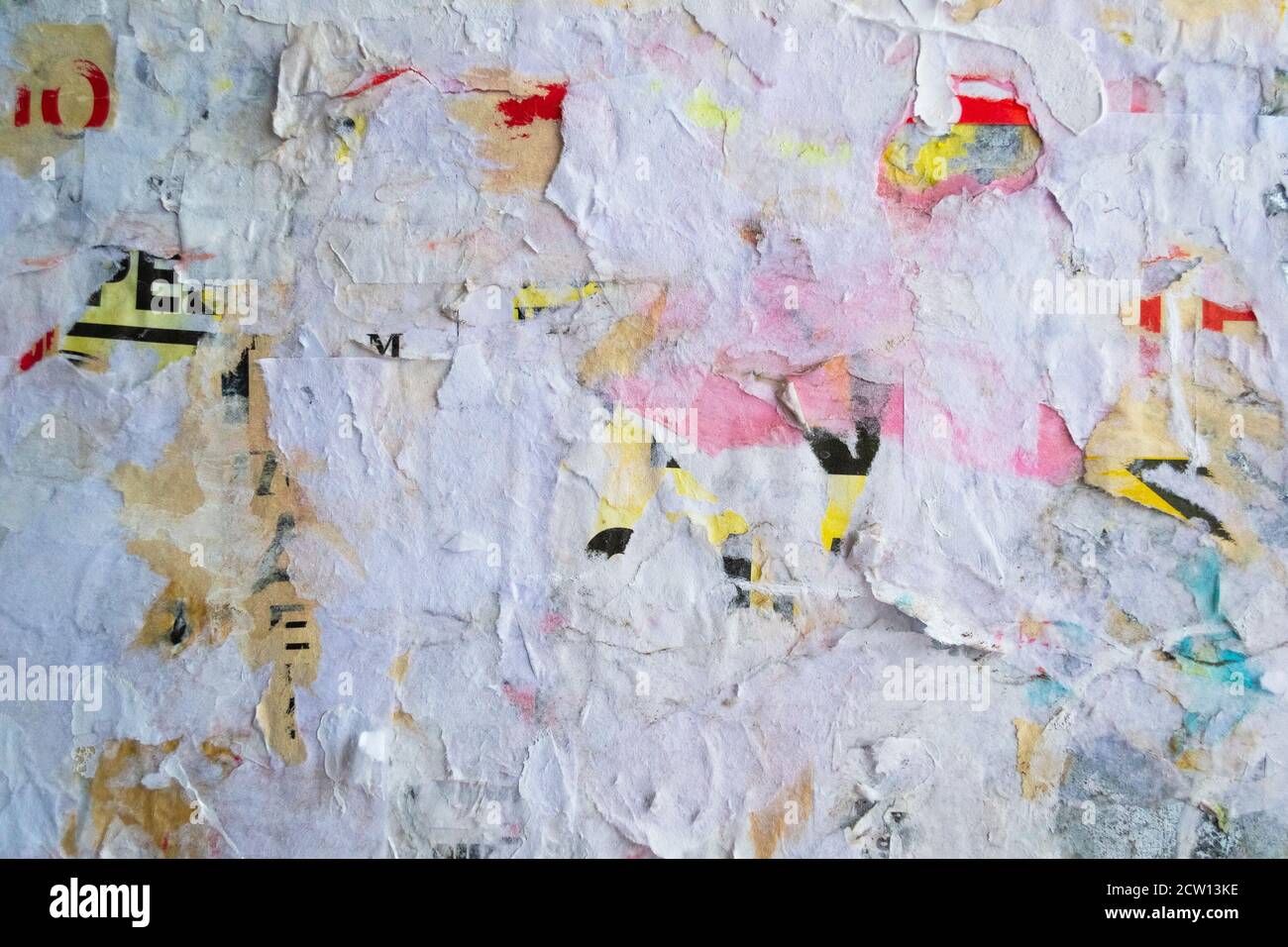 Zerrissene Papierplakate Textur als kreativer und abstrakter Hintergrund Stockfoto